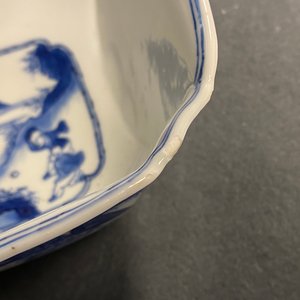 A Chinese blue and white bowl with a lady with cat, Kangxi mark and of the period — photo 15