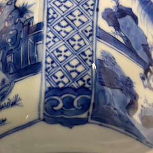 A Chinese blue and white bowl with a lady with cat, Kangxi mark and of the period — 照片 14