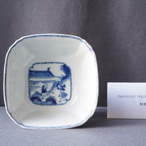 A Chinese blue and white bowl with a lady with cat, Kangxi mark and of the period — 照片 9