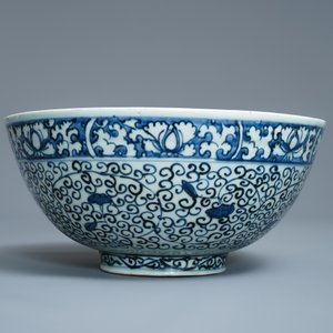 A Chinese blue and white bowl with a qilin and flower scrolls, Wanli — 照片 2