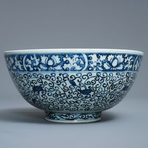 A Chinese blue and white bowl with a qilin and flower scrolls, Wanli — 照片 3