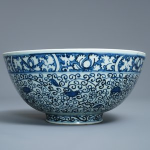 A Chinese blue and white bowl with a qilin and flower scrolls, Wanli — 照片 5