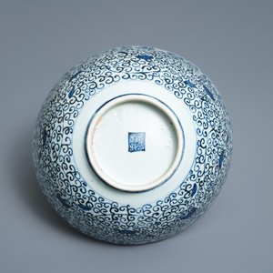 A Chinese blue and white bowl with a qilin and flower scrolls, Wanli — 照片 7