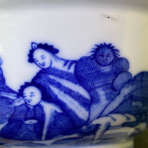 A Chinese blue and white bowl with an unusual scene with slaves, Qianlong — photo 12