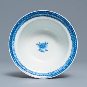 A Chinese blue and white bowl with an unusual scene with slaves, Qianlong — photo 6