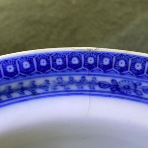 A Chinese blue and white bowl with an unusual scene with slaves, Qianlong — photo 8