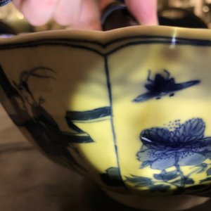 A Chinese blue and white bowl with figurative and floral panels, Chenghua mark, Kangxi — 照片 13