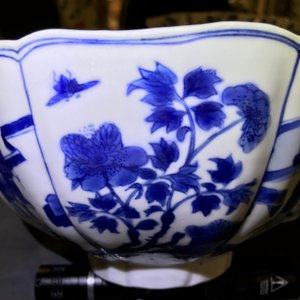 A Chinese blue and white bowl with figurative and floral panels, Chenghua mark, Kangxi — 照片 20