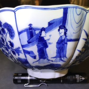 A Chinese blue and white bowl with figurative and floral panels, Chenghua mark, Kangxi — 照片 21