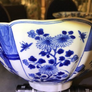 A Chinese blue and white bowl with figurative and floral panels, Chenghua mark, Kangxi — 照片 24