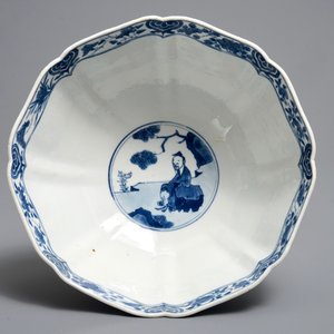 A Chinese blue and white bowl with figurative and floral panels, Chenghua mark, Kangxi — 照片 7