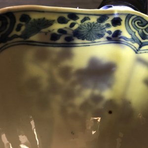 A Chinese blue and white bowl with figurative and floral panels, Chenghua mark, Kangxi — 照片 8