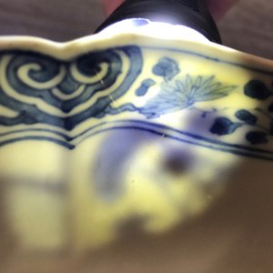A Chinese blue and white bowl with figurative and floral panels, Chenghua mark, Kangxi — 照片 10