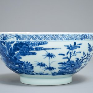 A Chinese blue and white bowl with figurative design all around, Kangxi/Yongzheng — photo 4