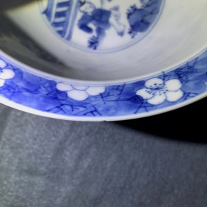 A Chinese blue and white bowl with figures in a garden, Kangxi mark and of the period — photo 6