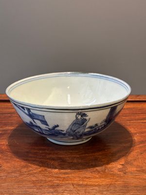 A Chinese blue and white bowl with figures in a landscape, Chenghua mark, Chongzhen — 照片 1