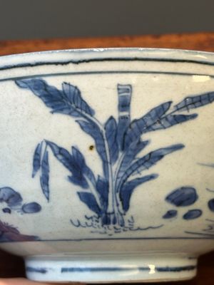 A Chinese blue and white bowl with figures in a landscape, Chenghua mark, Chongzhen — 照片 12
