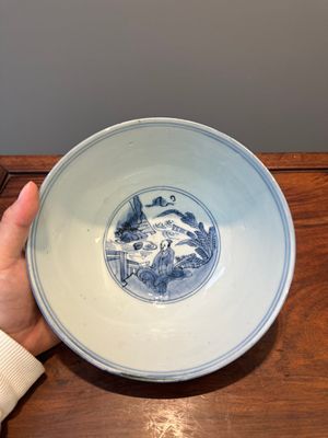A Chinese blue and white bowl with figures in a landscape, Chenghua mark, Chongzhen — 照片 5