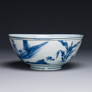 A Chinese blue and white bowl with figures in a landscape, Chenghua mark, Chongzhen — 照片 2