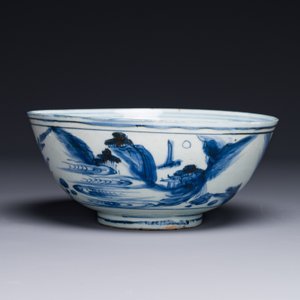 A Chinese blue and white bowl with figures in a landscape, Chenghua mark, Chongzhen — 照片 3
