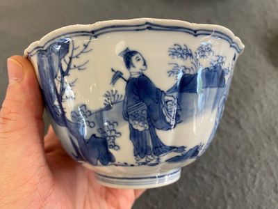 A Chinese blue and white bowl with figures in a landscape, Chenghua mark, Kangxi — 照片 4