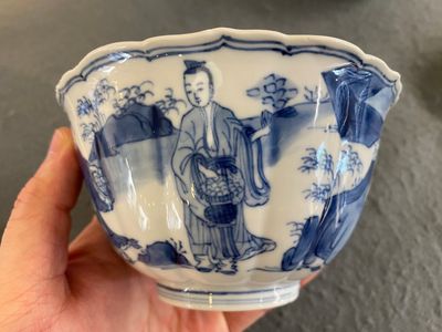A Chinese blue and white bowl with figures in a landscape, Chenghua mark, Kangxi — 照片 5