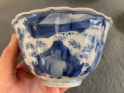 A Chinese blue and white bowl with figures in a landscape, Chenghua mark, Kangxi — 照片 6