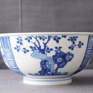 A Chinese blue and white bowl with floral and narrative panels, Kangxi mark and of the period — photo 17