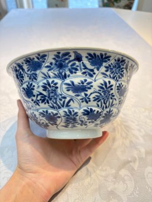 A Chinese blue and white bowl with floral design and a famille verte bowl, Kangxi — photo 1