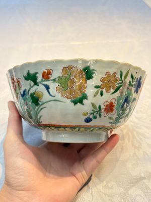 A Chinese blue and white bowl with floral design and a famille verte bowl, Kangxi — photo 11