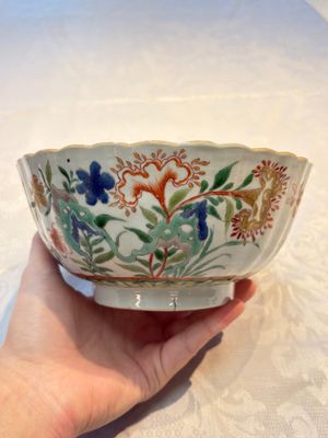 A Chinese blue and white bowl with floral design and a famille verte bowl, Kangxi — photo 12