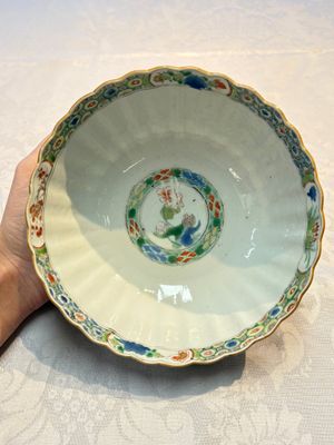 A Chinese blue and white bowl with floral design and a famille verte bowl, Kangxi — photo 13