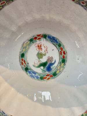 A Chinese blue and white bowl with floral design and a famille verte bowl, Kangxi — photo 14