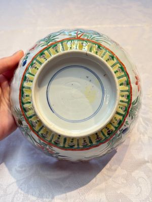 A Chinese blue and white bowl with floral design and a famille verte bowl, Kangxi — photo 15