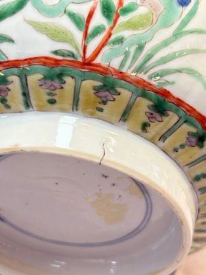 A Chinese blue and white bowl with floral design and a famille verte bowl, Kangxi — photo 16