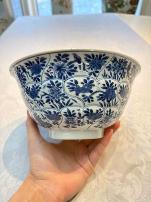 A Chinese blue and white bowl with floral design and a famille verte bowl, Kangxi — photo 2