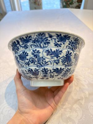 A Chinese blue and white bowl with floral design and a famille verte bowl, Kangxi — photo 3