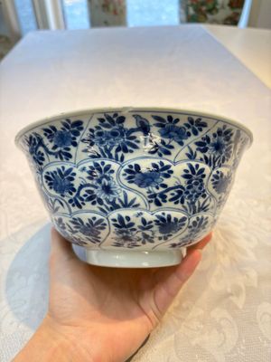 A Chinese blue and white bowl with floral design and a famille verte bowl, Kangxi — photo 4