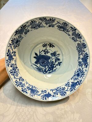 A Chinese blue and white bowl with floral design and a famille verte bowl, Kangxi — photo 5