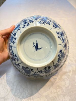 A Chinese blue and white bowl with floral design and a famille verte bowl, Kangxi — photo 6