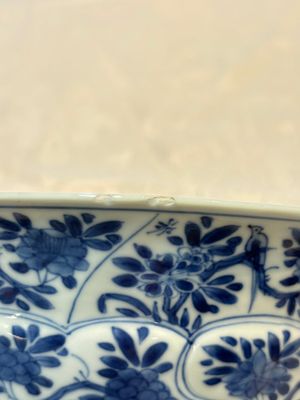 A Chinese blue and white bowl with floral design and a famille verte bowl, Kangxi — photo 7