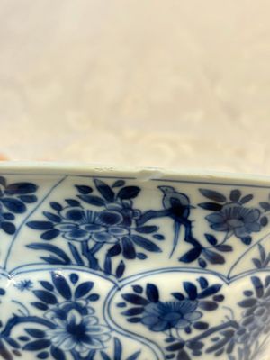 A Chinese blue and white bowl with floral design and a famille verte bowl, Kangxi — photo 8