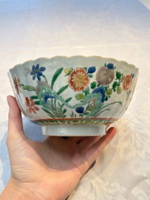 A Chinese blue and white bowl with floral design and a famille verte bowl, Kangxi — photo 9