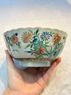 A Chinese blue and white bowl with floral design and a famille verte bowl, Kangxi — photo 10