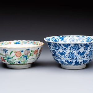 A Chinese blue and white bowl with floral design and a famille verte bowl, Kangxi — photo 1