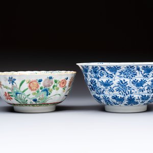 A Chinese blue and white bowl with floral design and a famille verte bowl, Kangxi — photo 2
