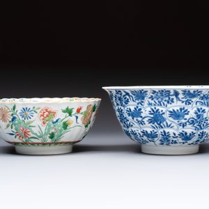 A Chinese blue and white bowl with floral design and a famille verte bowl, Kangxi — photo 3