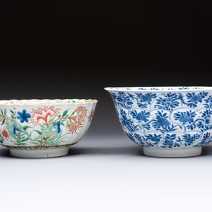 A Chinese blue and white bowl with floral design and a famille verte bowl, Kangxi — photo 4