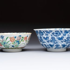 A Chinese blue and white bowl with floral design and a famille verte bowl, Kangxi — photo 5