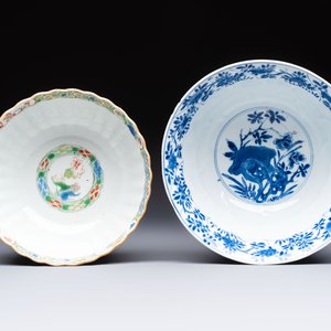 A Chinese blue and white bowl with floral design and a famille verte bowl, Kangxi — photo 6